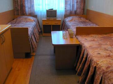 Трехместный номер эконом-класса с общей ванной комнатой и туалетом в Отеле Отель Славянск